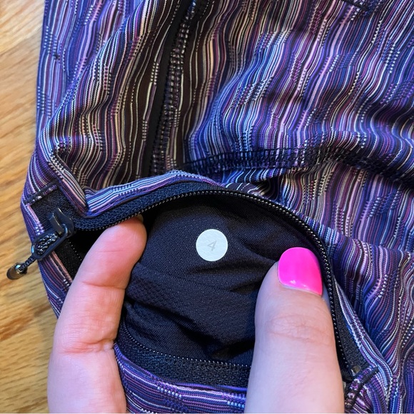 Lululemon purple crop leggings size 4 - Picture 4 of 4